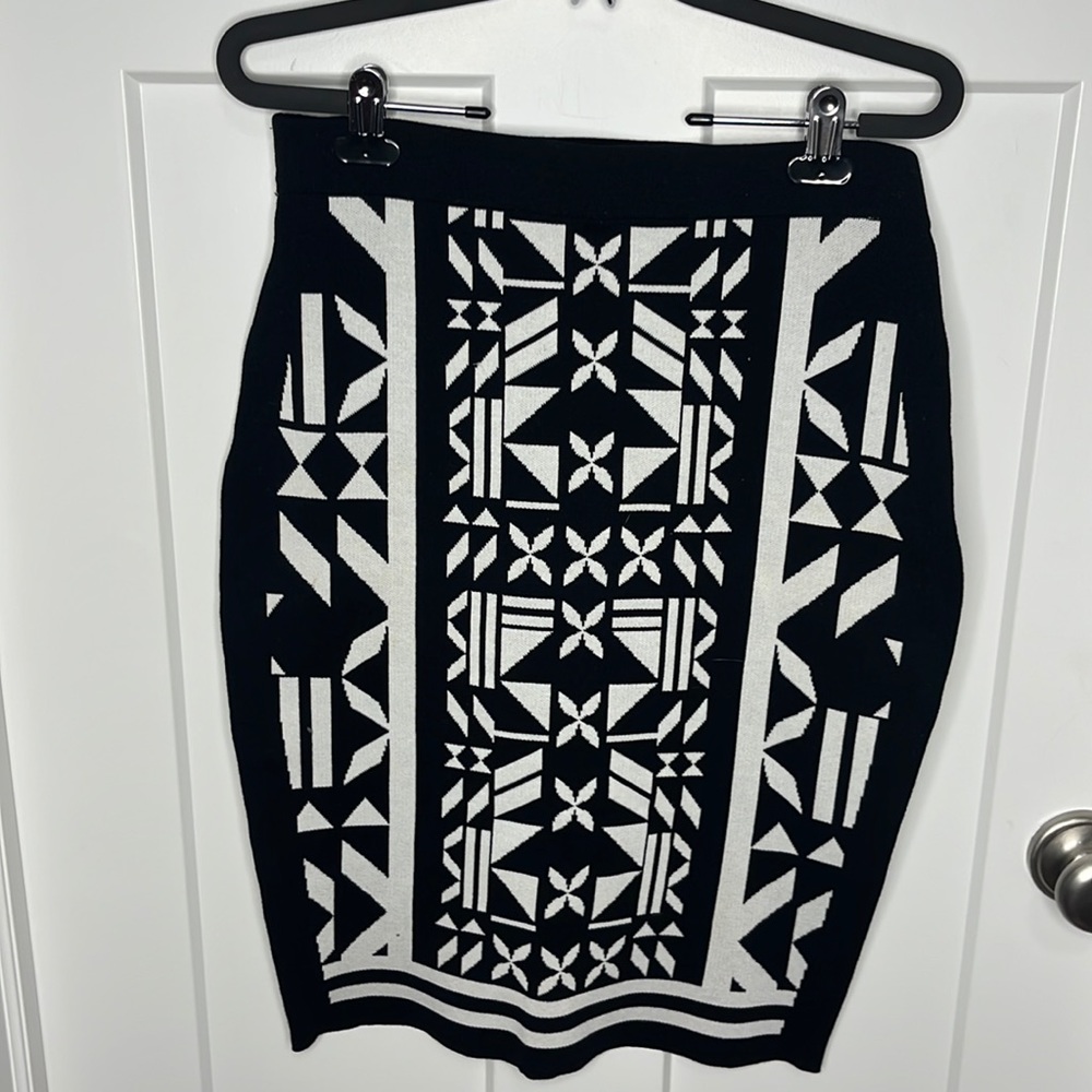 H&M black and white Aztec knit pencil skirt size medium